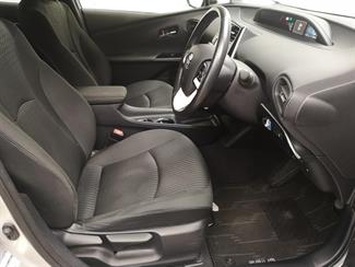 2016 Toyota Prius - Thumbnail