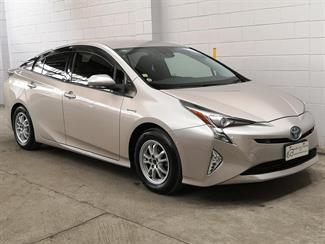 2016 Toyota Prius - Thumbnail
