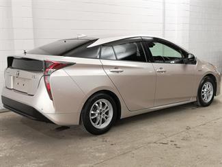 2016 Toyota Prius - Thumbnail