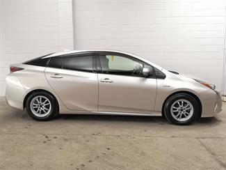 2016 Toyota Prius - Thumbnail