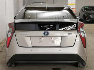 2016 Toyota Prius - Thumbnail