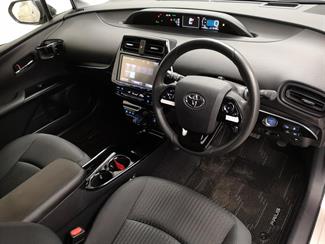 2016 Toyota Prius - Thumbnail