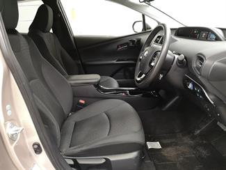 2016 Toyota Prius - Thumbnail