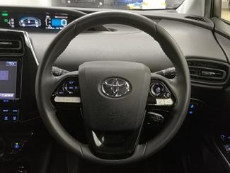 2016 Toyota Prius - Thumbnail