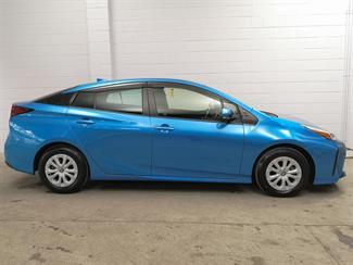 2020 Toyota Prius - Thumbnail