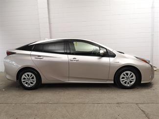 2018 Toyota Prius - Thumbnail