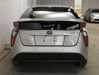 2018 Toyota Prius - Thumbnail