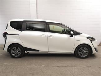 2016 Toyota Sienta - Thumbnail