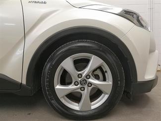2017 Toyota C-HR - Thumbnail