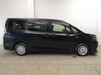 2014 Toyota Voxy - Thumbnail