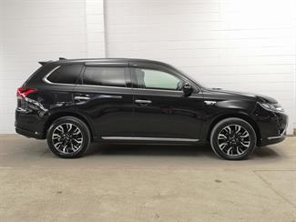 2016 Mitsubishi Outlander - Thumbnail