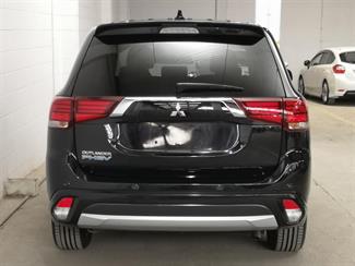 2016 Mitsubishi Outlander - Thumbnail