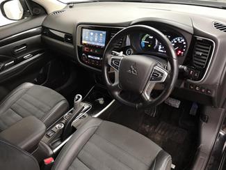 2016 Mitsubishi Outlander - Thumbnail