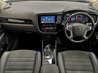 2016 Mitsubishi Outlander - Thumbnail