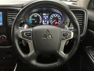 2016 Mitsubishi Outlander - Thumbnail