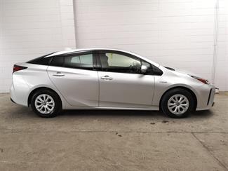 2020 Toyota Prius - Thumbnail