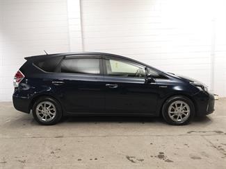 2017 Toyota Prius - Thumbnail