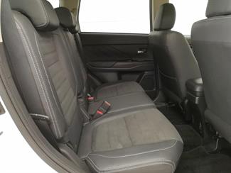 2016 Mitsubishi Outlander - Thumbnail