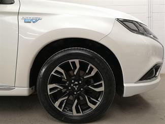 2016 Mitsubishi Outlander - Thumbnail