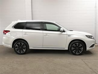 2016 Mitsubishi Outlander - Thumbnail