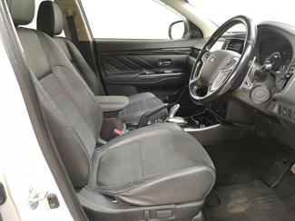 2016 Mitsubishi Outlander - Thumbnail