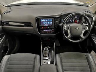2016 Mitsubishi Outlander - Thumbnail