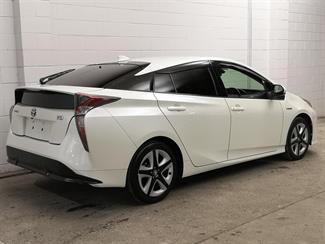 2017 Toyota Prius - Thumbnail
