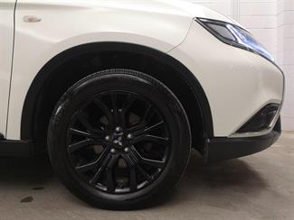 2019 Mitsubishi Outlander - Thumbnail