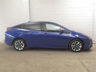 2017 Toyota Prius - Thumbnail
