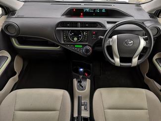 2013 Toyota Aqua - Thumbnail