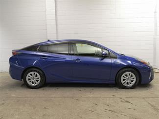 2017 Toyota Prius - Thumbnail