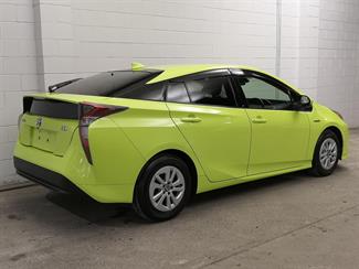 2016 Toyota Prius - Thumbnail