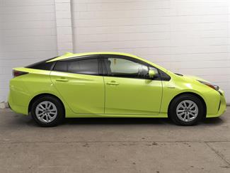 2016 Toyota Prius - Thumbnail
