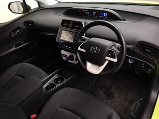 2016 Toyota Prius - Thumbnail