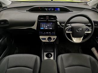 2016 Toyota Prius - Thumbnail