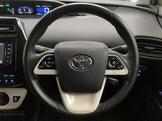 2016 Toyota Prius - Thumbnail