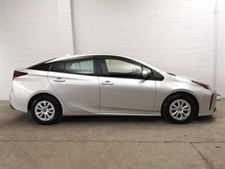 2021 Toyota Prius - Thumbnail