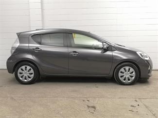 2013 Toyota Aqua - Thumbnail