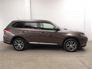 2016 Mitsubishi Outlander - Thumbnail