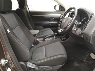 2016 Mitsubishi Outlander - Thumbnail