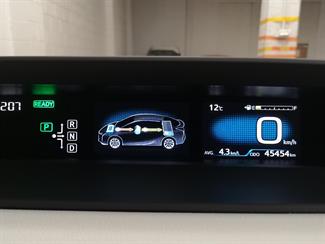 2016 Toyota Prius - Thumbnail