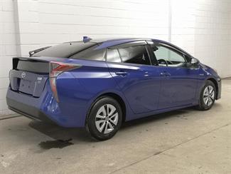 2016 Toyota Prius - Thumbnail