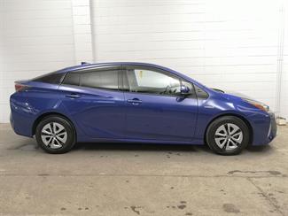 2016 Toyota Prius - Thumbnail