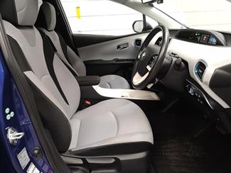2016 Toyota Prius - Thumbnail