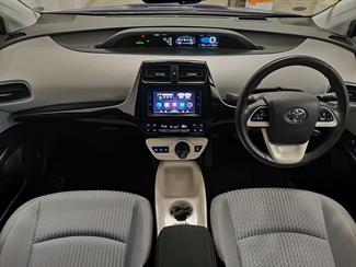 2016 Toyota Prius - Thumbnail