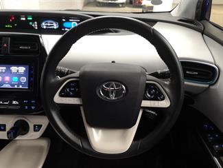 2016 Toyota Prius - Thumbnail