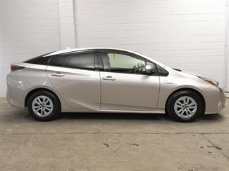 2017 Toyota Prius - Thumbnail