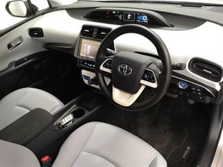 2017 Toyota Prius - Thumbnail