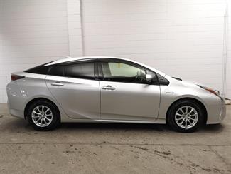 2017 Toyota Prius - Thumbnail