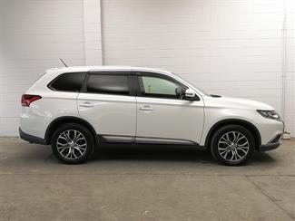 2016 Mitsubishi Outlander - Thumbnail